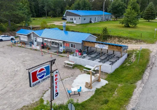 Propriété commerciale à vendre - 275 Route 117, Lac-Saguay, J0W1L0