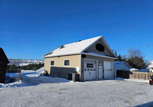 Propriété commerciale à vendre - 1100 Rue St-Désiré, Black-Lake, G6H 1M7
