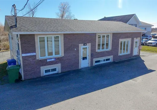 Propriété commerciale à vendre - 2880-2888 Rue Sherbrooke, Magog, J1X4G4
