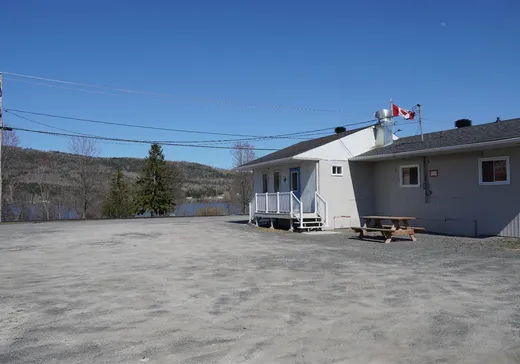 Propriété commerciale à vendre - 291 Rue St-Edmond, Lac-Au-Saumon, G0J 1M0