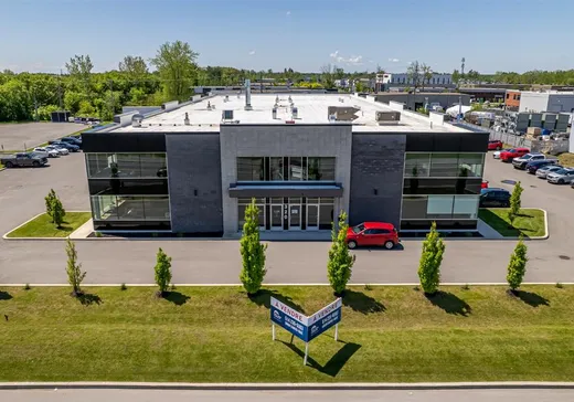 Bâtiment Industriel à vendre - 320 Rue Legault, Blainville, J7C 3V8