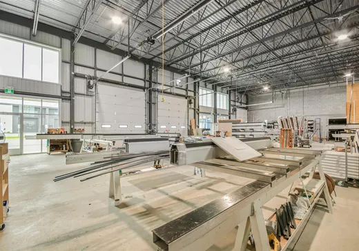 Bâtiment Industriel à vendre - 320 Rue Legault, Blainville, J7C 3V8