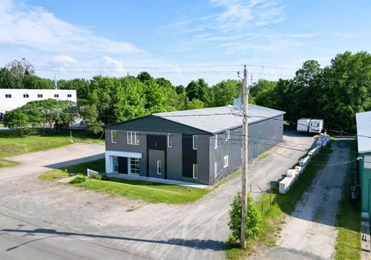 Propriété commerciale à vendre - 4 Rue du Parc, Warwick, J0A 1M0