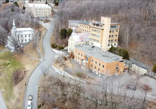 Propriété commerciale à vendre - 10075 Av. Royale, Beaupré, G0A 1E0