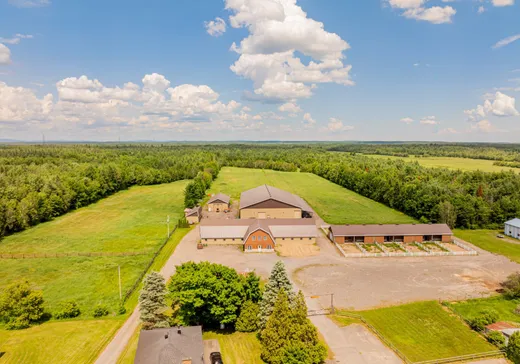 Ferme à vendre - 1818 Av. Principale, Saint-Marc-des-Carrières, G0A 4B0