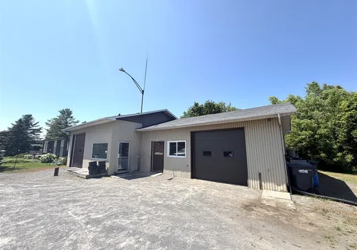 Propriété commerciale à vendre - 1985 Boul. du Bord-de-l'Eau, Salaberry-de-Valleyfield, J6S6E6