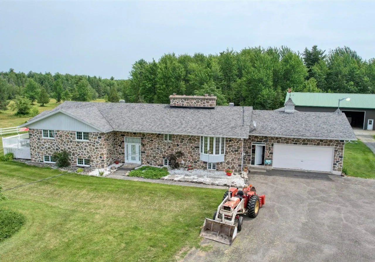 1825 Av. du Lac E. — photo 3