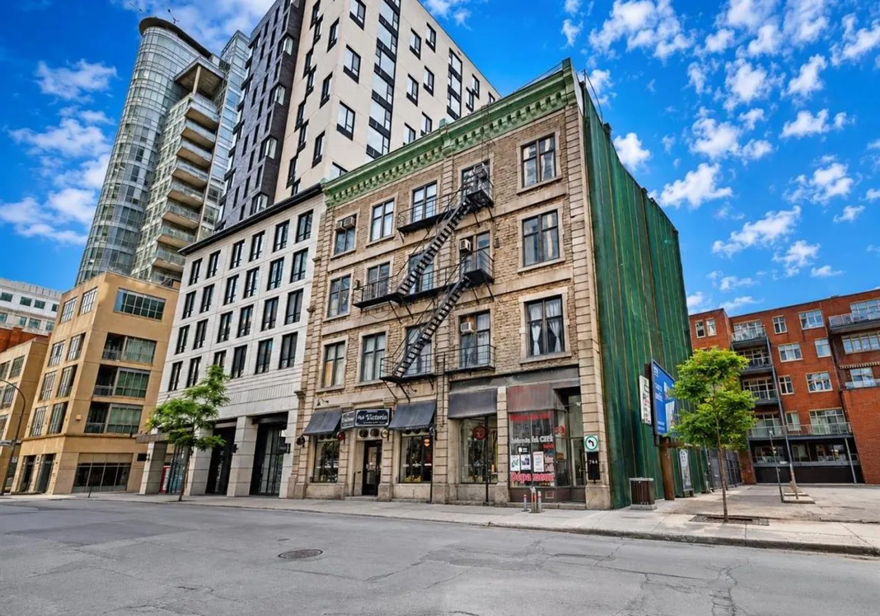 698Z-704Z Rue Notre-Dame O. — photo 3