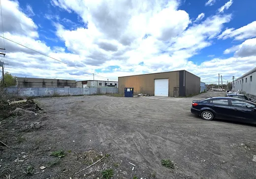 Bâtiment Industriel à vendre - 2040 Av. Francis-Hughes, Laval (Chomedey), H7S 1N4