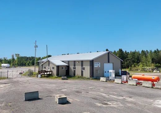 Industrial Building for Sale - 200 Rue du Parc-Industriel, Saint-Marc-des-Carrières, G0A 4B0