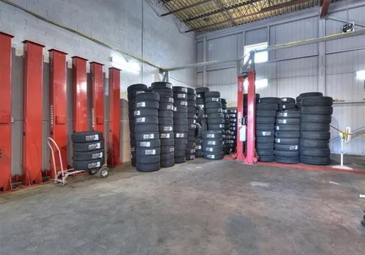 Propriété commerciale à vendre - 2150 Boul. Hymus, Laval (Sainte-Dorothee), H1N 1N1