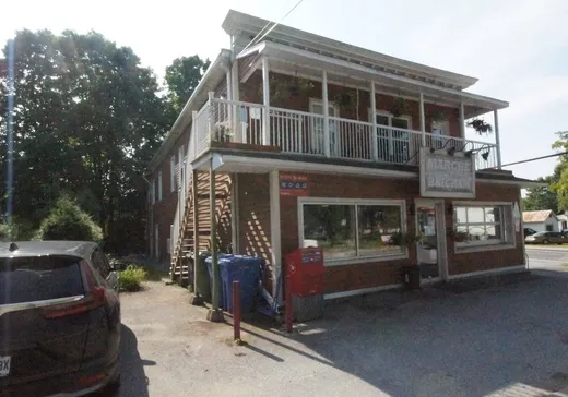 4-Plex à vendre - 275-277 Av. des Érables, Brigham, J2K 4C8