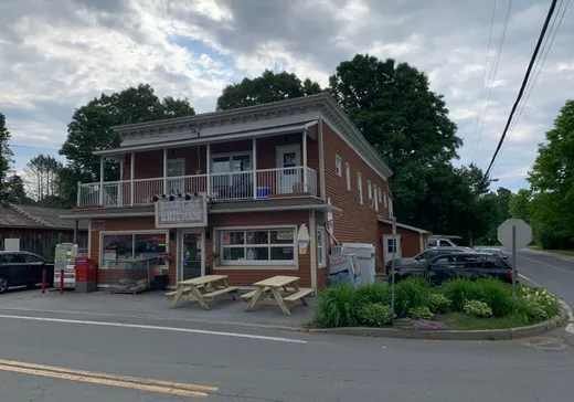 4-Plex à vendre - 275-277 Av. des Érables, Brigham, J2K 4C8