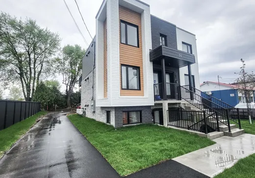 Triplex à vendre - 50 Route 104, Saint-Jean-sur-Richelieu, J2X 1H1