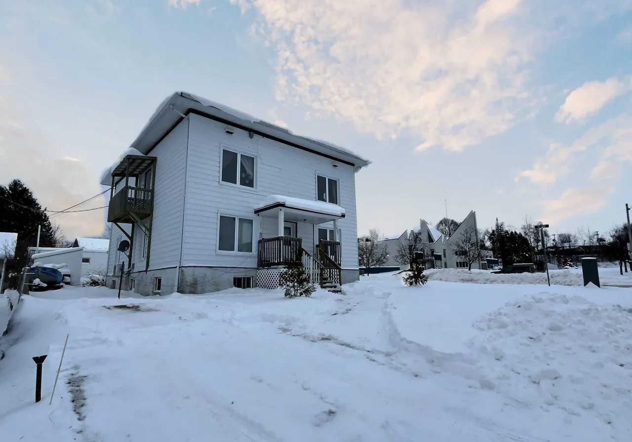 4-Plex à vendre - 898-902 5e Rue, Amos, J9P 3Y6