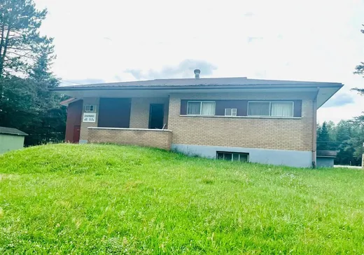 Triplex à vendre - 3771 Ch. des Épinettes, Lac-du-Cerf, J0W0R0