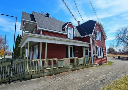 Triplex à vendre - 708-710 Rue Principale E., Farnham, J2N 1M3