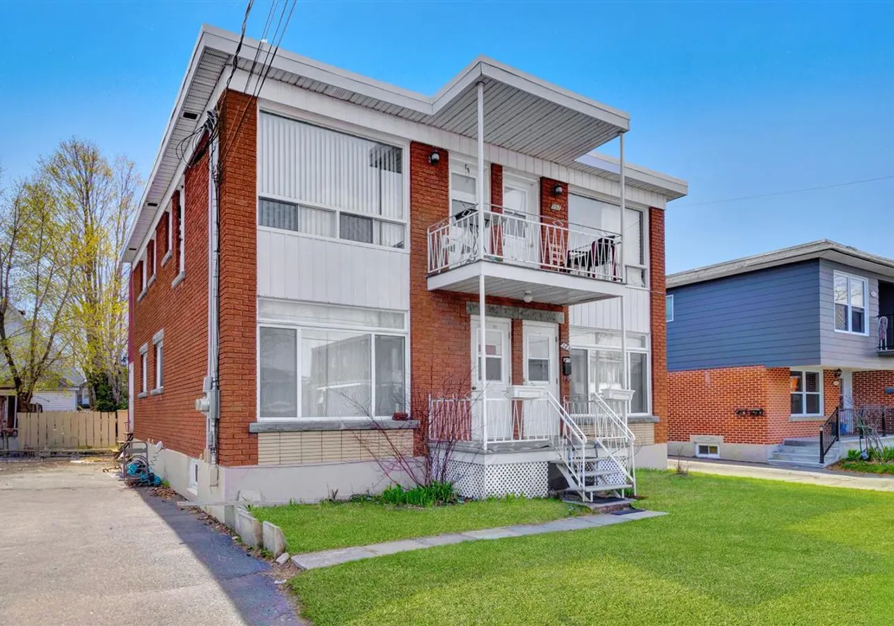 Triplex à vendre - 588-592 Rue Douville, Granby, J2G 3J7