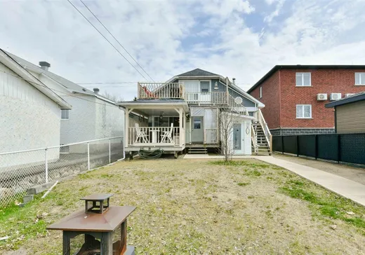 Triplex à vendre - 715-715A Boul. St-Charles, Drummondville, J2C 4Y6