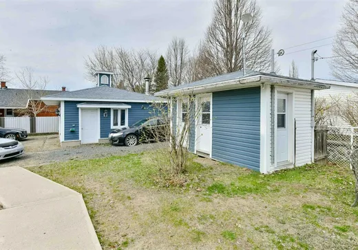 Triplex à vendre - 715-715A Boul. St-Charles, Drummondville, J2C 4Y6