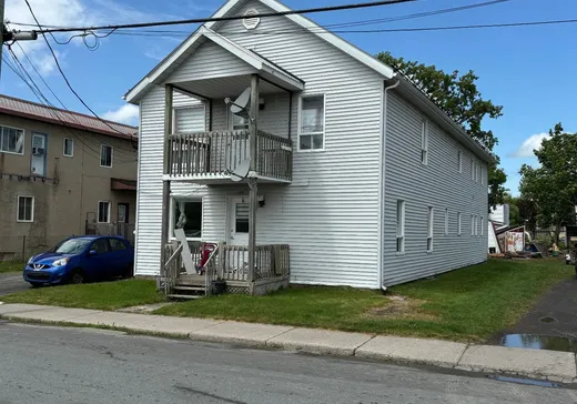 4-Plex à vendre - 128-130 Rue Léopold, Cowansville, J2K1X5