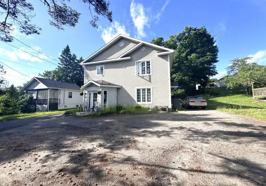 Duplex à vendre - 10-12 Ch. du Lac-Supérieur, Mont-Blanc, J0T2G0