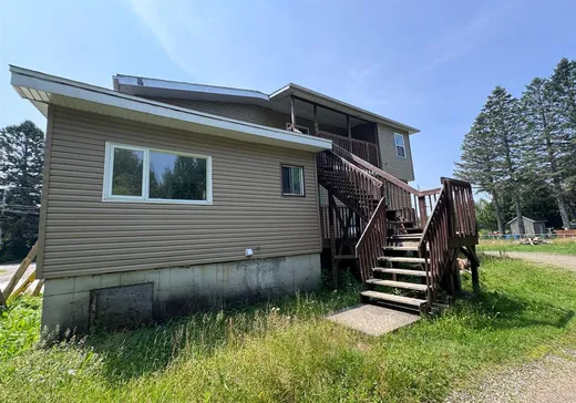 Triplex à vendre - 140-144 Rue Cloutier, Lac-aux-Sables, G0X 1M0