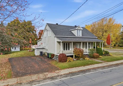 Duplex à vendre - 304-306 Rue Notre-Dame, St-Germain-De-Grantham, J0C 1K0