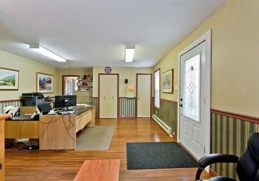 Triplex à vendre - 587-591 Rue Sherbrooke, Magog, J1X 2S4