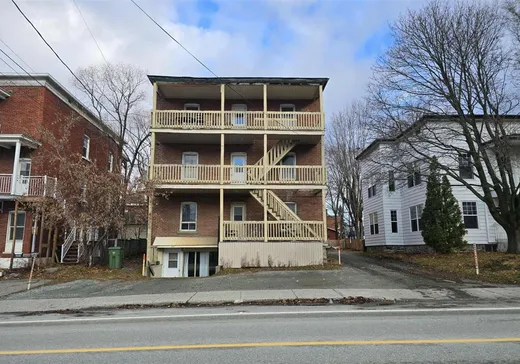 5-Plex à vendre - 509-515 Rue du Conseil, Sherbrooke, J1G 1J9