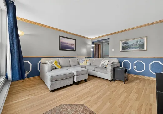 Triplex à vendre - 397-397B Rue St-Claude, Drummondville, J2B 1W7