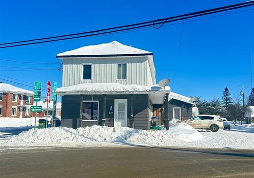 Triplex à vendre - 321-325 Ch. St-Charles, Lac-aux-Sables, G0X1M0