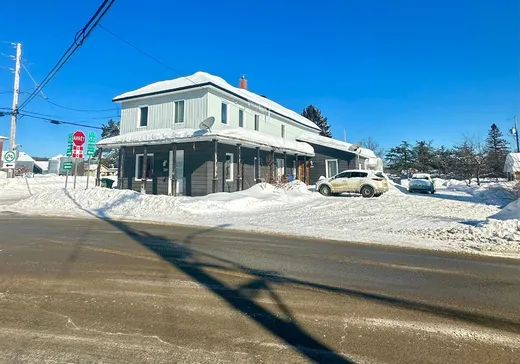 Triplex à vendre - 321-325 Ch. St-Charles, Lac-aux-Sables, G0X 1M0