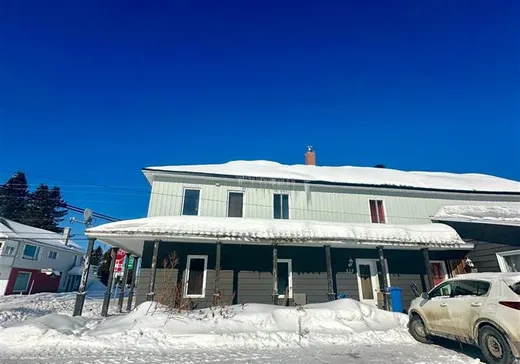 Triplex à vendre - 321-325 Ch. St-Charles, Lac-aux-Sables, G0X 1M0
