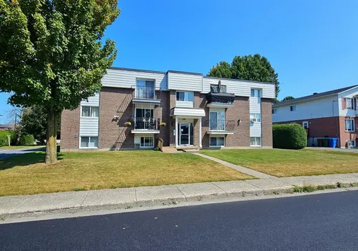 5-Plex à vendre - 389 Rue Collins, Farnham, J2N 2P1