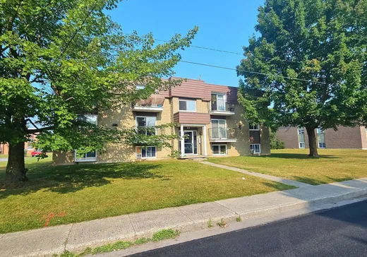 5-Plex à vendre - 389 Rue Collins, Farnham, J2N 2P1