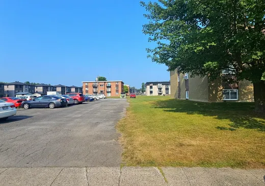 5-Plex à vendre - 390 Rue Collins, Farnham, J2N 2N9