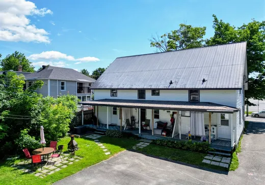 Triplex à vendre - 149-153 Rue du Collège, Magog, J1X 2K4