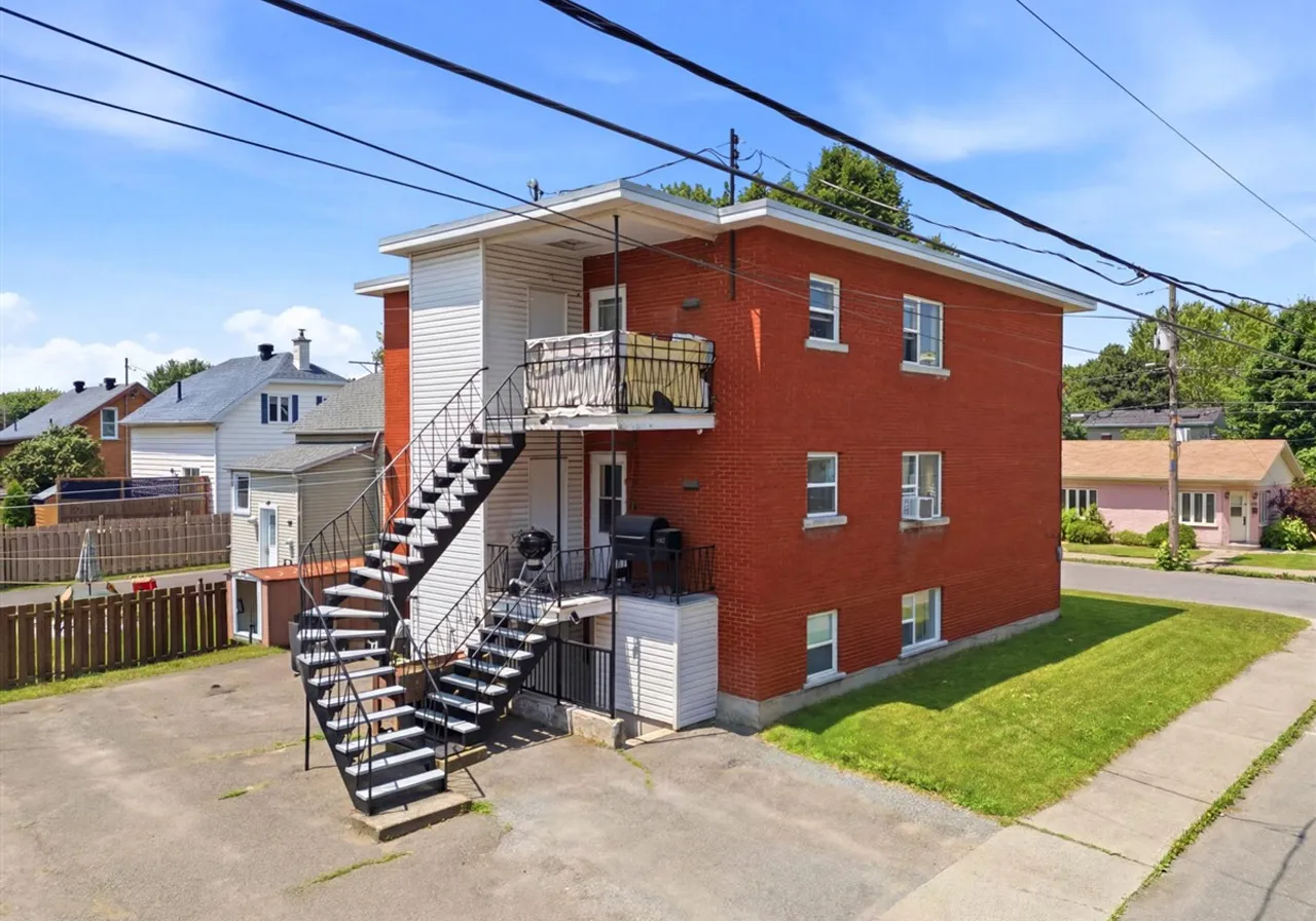 915-919 Rue du Frère-André — photo 2