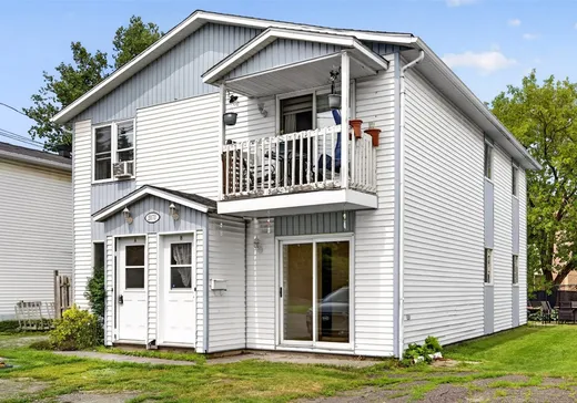 Duplex à vendre - 2070 Rue Émilia, Granby, J2B7Z3
