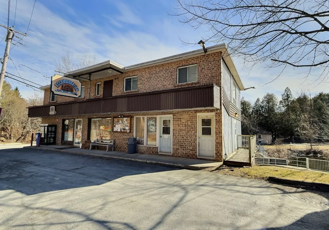 143-145 Rue Principale E. — photo 1