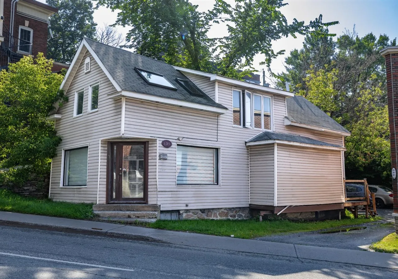 136 Rue King E. — photo 1