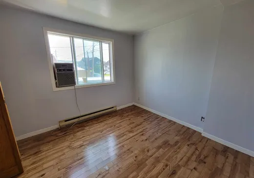 Triplex à vendre - 51 Rue Champagne, Lachute, J8H 3B2