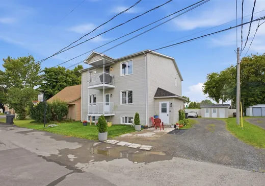Triplex à vendre - 25-29 Rue St-Jean-Baptiste, St-Cyrille-De-Wendover, J1Z1S9