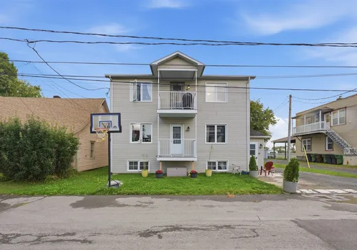 Triplex à vendre - 25-29 Rue St-Jean-Baptiste, St-Cyrille-De-Wendover, J1Z 1S9