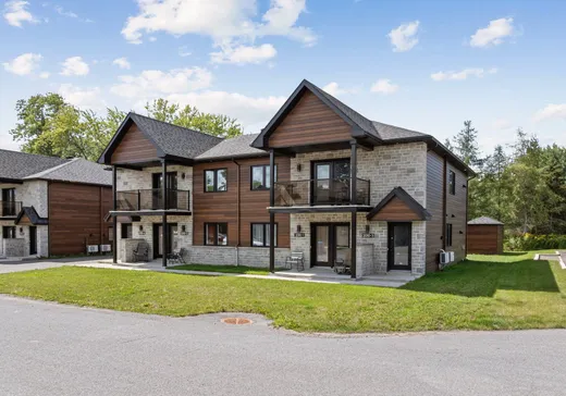 4-Plex à vendre - 2010-1-2010- Rue Latour, Notre-Dame-des-Lourdes, J0K 1K0