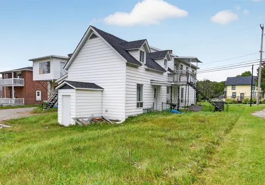 Triplex à vendre - 54-54B Rue Daniel-Johnson, Danville, J0A 1A0