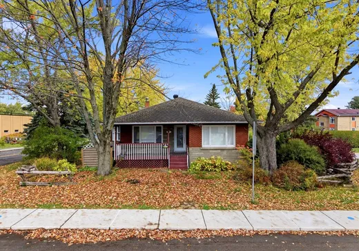 Duplex à vendre - 2941 Rue Galt O., Sherbrooke, J1K1Z9