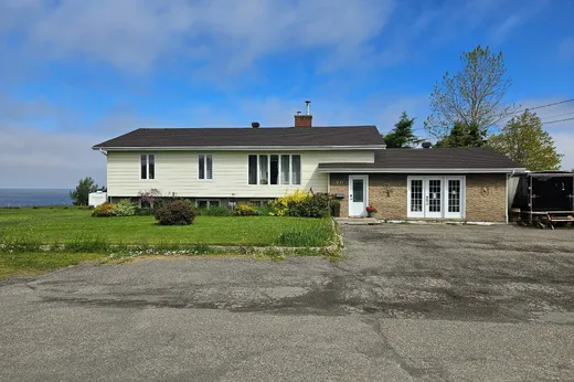 Maison à étages à vendre - 631 Route 132, Matane, G4W7C6