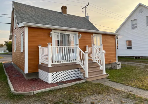 Maison à vendre - 389 1re Avenue O., Sainte-Anne-des-Monts, G4V 1G4